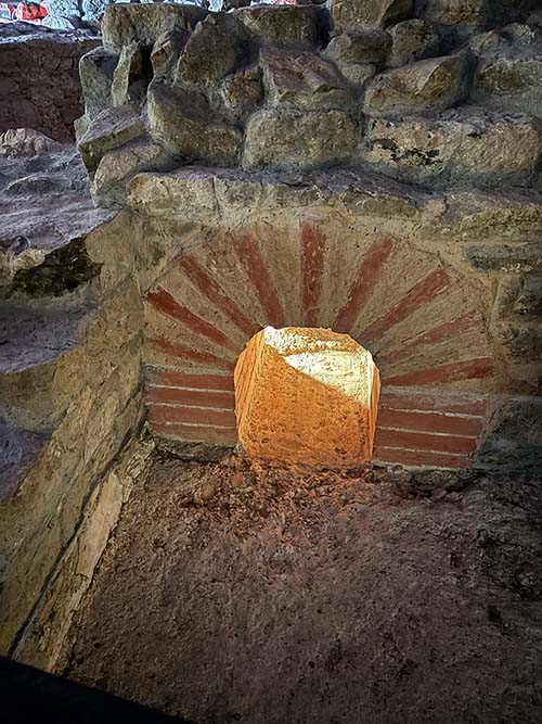 Interior del museo de las termas romanas de Campo Valdés en Gijón