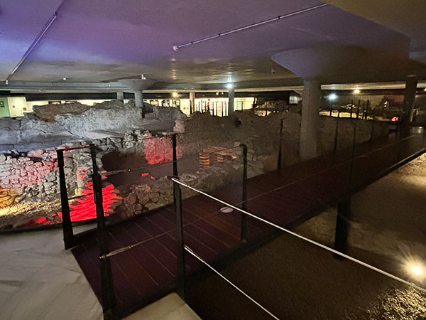 Pasarela dentro del museo de las termas romanas del campo valdes en Gijón