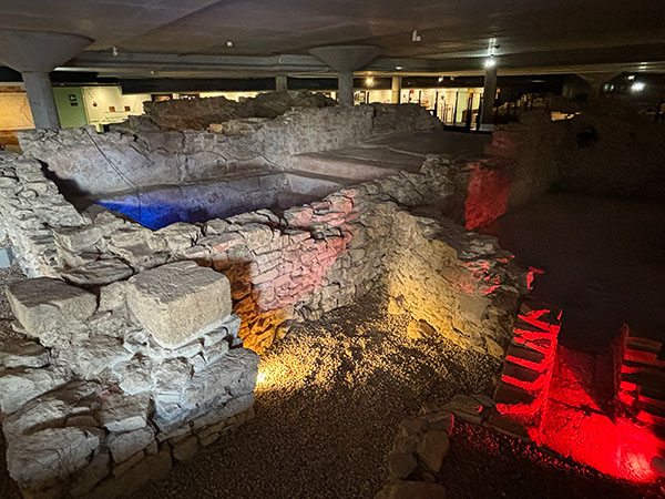 Interior del museo de las Termas romanas de Gijón