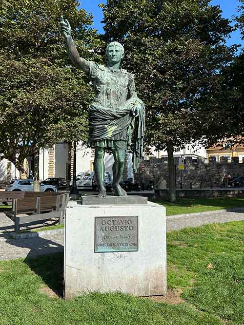 Estatua de Octavio Augusto, primer emperador de Roma, que preside el Campo Valdes en Gijón