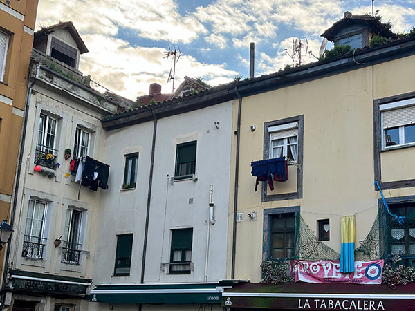 Casas de pescadores en el barrio de Cimadevilla en Gijón