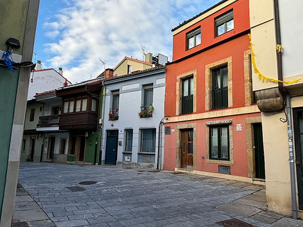 Casas de pescadores en el barrio de Cimadevilla en Gijón