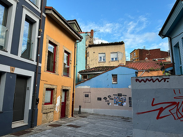 Casas de pescadores en el barrio de Cimadevilla en Gijón