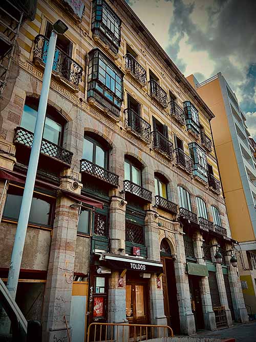 Edificio con locales comerciales en la zona oeste de Cimadevilla en Gijón