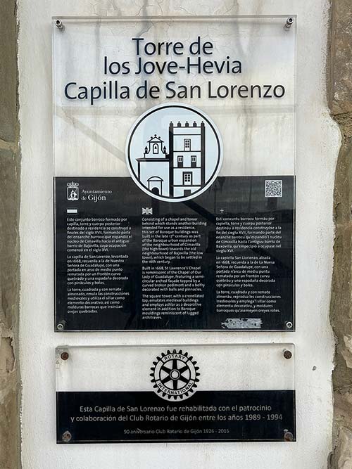 Señalización de la torre de los Jove-Hevia y su capilla de San Lorenzo