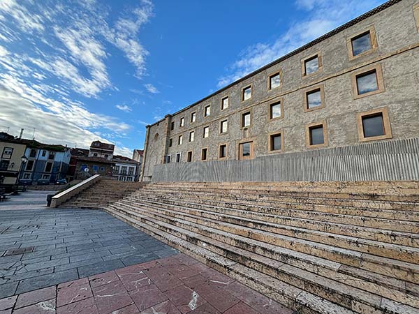 Edificio del convento de las monjas en Cimadevilla en Gijón