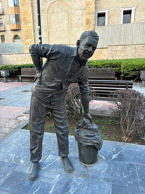 Estatua de "Rambal" en Cimadevilla en Gijón