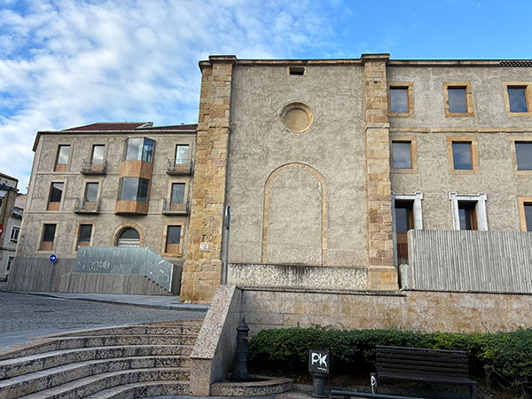 Edificio del convento de las monjas en Cimadevilla en Gijón