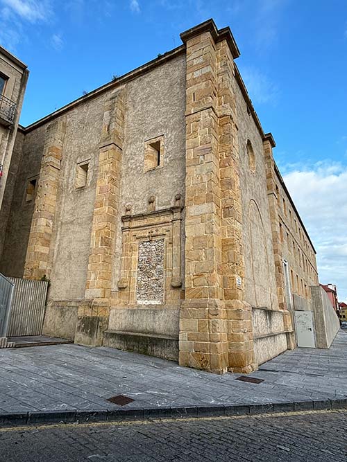 Edificio del convento de las monjas en Cimadevilla en Gijón