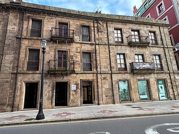 Palacio de los Jove-Huergo y capilla de la Trinidad en Gijón