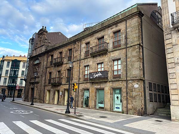 Palacio de los Jove-Huergo y capilla de la Trinidad en Gijón