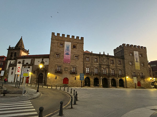 Palacio de Revillagigedo y colegiata de San Juan Bautista en Gijón