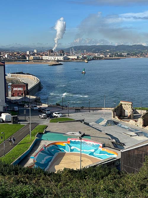 Pistas de monopatín y ruinas de un fortín en el cerro de Santa Catalina en Gijón