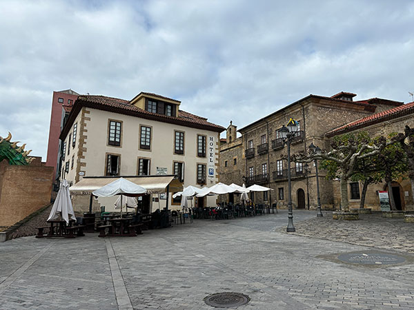 Terrazas en la plaza de Jovellanos en el barrio de Cimadevilla en Gijón