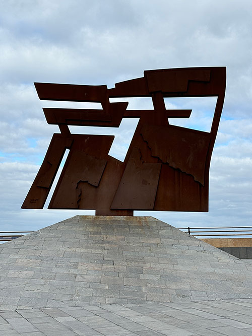 Escultura "Nordeste" en Cimadevilla Gijón