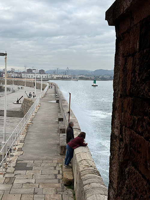 Entrada al espigón "punta de Lequerica" en Gijón