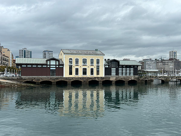 Antiguo edificio de la rula o lonja de pescado en Gijón