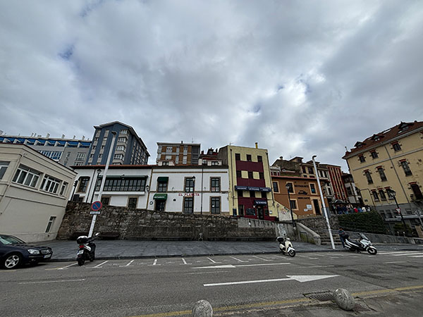 Vista de la "cuesta del Cholo" a la derecha y el "tránsito de las ballenas" a la izquierda en Gijón