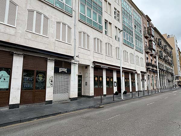 Edificios con locales comerciales en la zona oeste de Cimadevilla en Gijón, hoy zona de copas