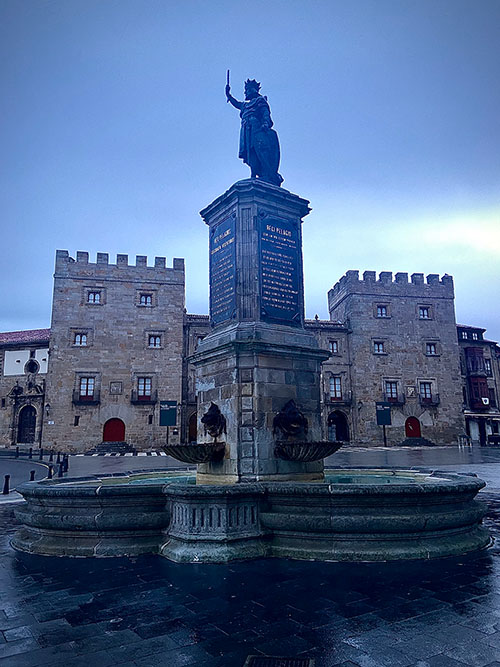 Estatua de Pelayo en la plaza del Marqués en Gijón
