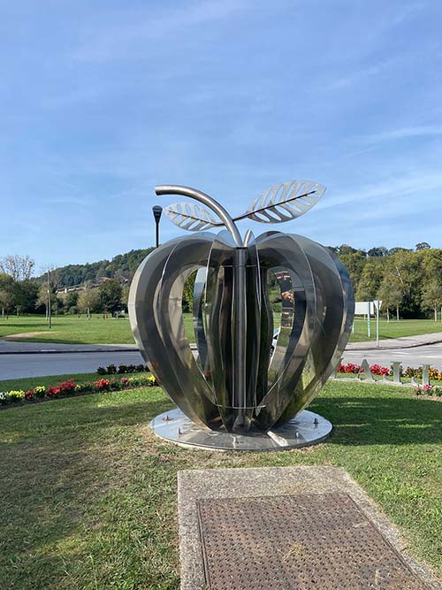 Escultura homenaje a la manzana en la rotonda de la Barquerina en Villaviciosa de Asturias