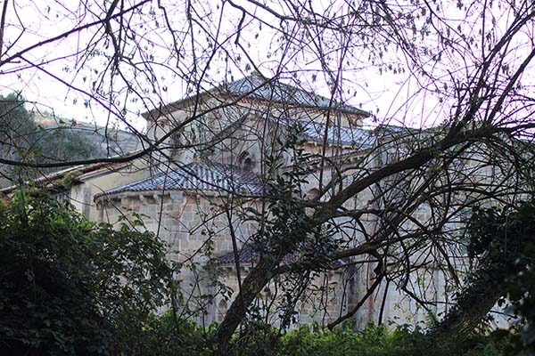 Vista desde el exterior del conjunto monástico de Valdediós en Asturias