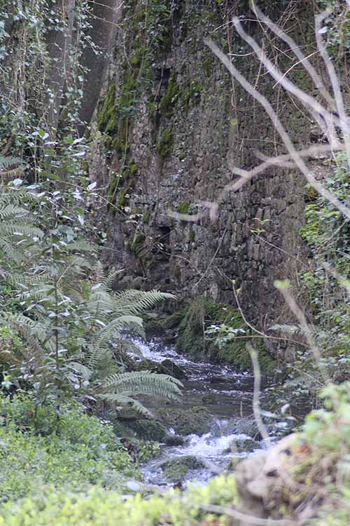 El rio Valdedios, pegado a los muros del conjunto monástico en Asturias
