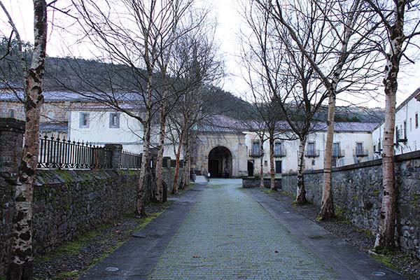 Entrada al conjunto monástico de Valdediós en Asturias