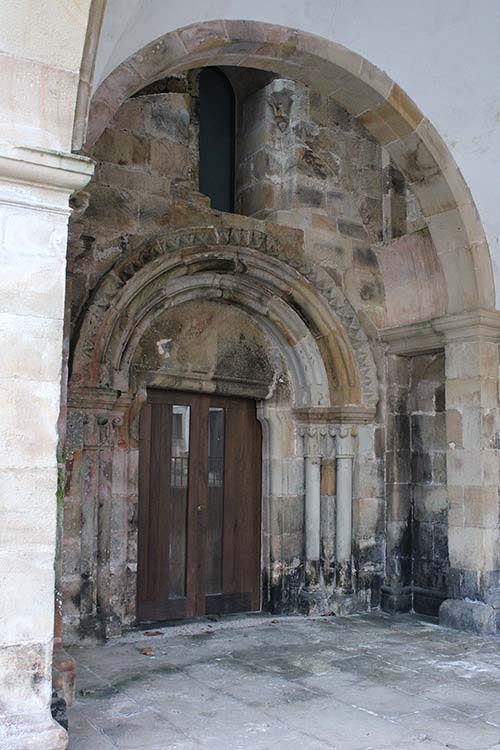 Detalle del pórtico de la iglesia de Santa María la Real de Valdediós en Asturias