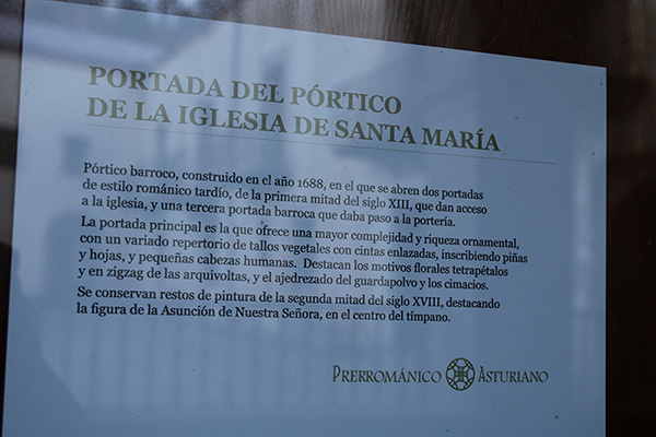 Panel explicativo del pórtico de la iglesia de Santa María la Real de Valdediós en Asturias