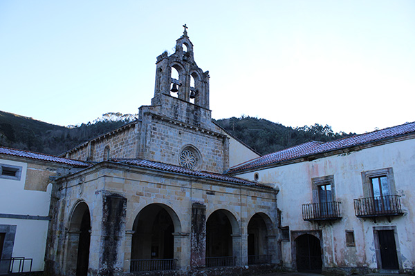 Pórtico de la iglesia de Santa María la Real de Valdediós en Asturias