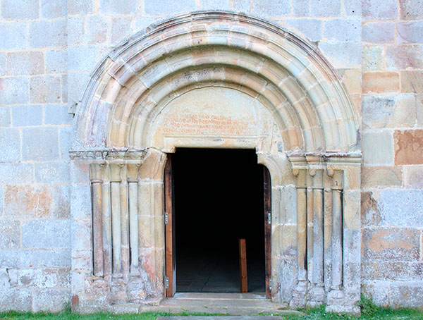 Entrada norte de la iglesia de Santa María la Real en Valdediós en Asturias, también llamada "puerta de los muertos"
