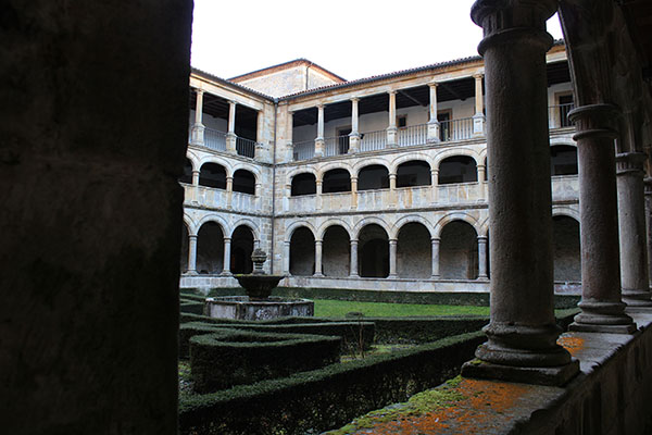 Claustro del monasterio de Valdediós en Asturias