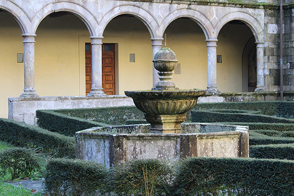Claustro del monasterio de Valdediós en Asturias