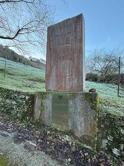 Monumento homenaje fusilados y enterrados en la fosa común de Valdedios