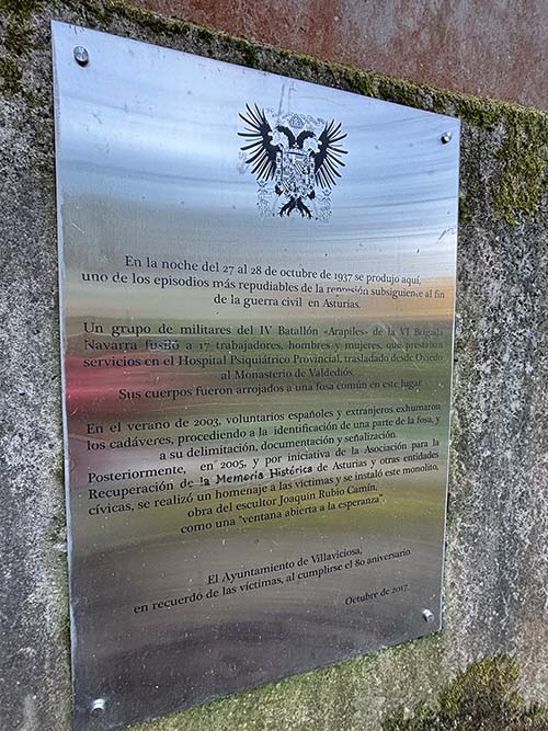 Placa conmemorativa en el monumento homenaje fusilados y enterrados en la fosa común de Valdedios