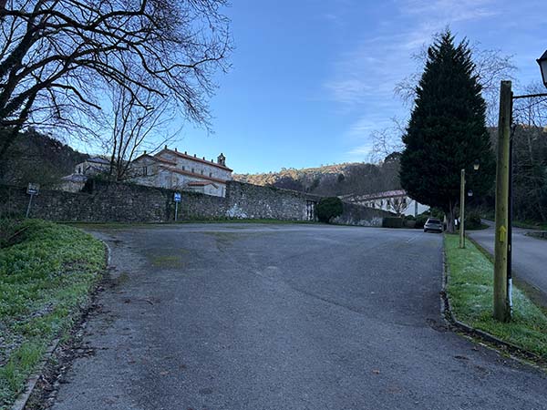 Vista del exterior del conjunto monástico de Valdediós en Asturias y su zona de apacamiento