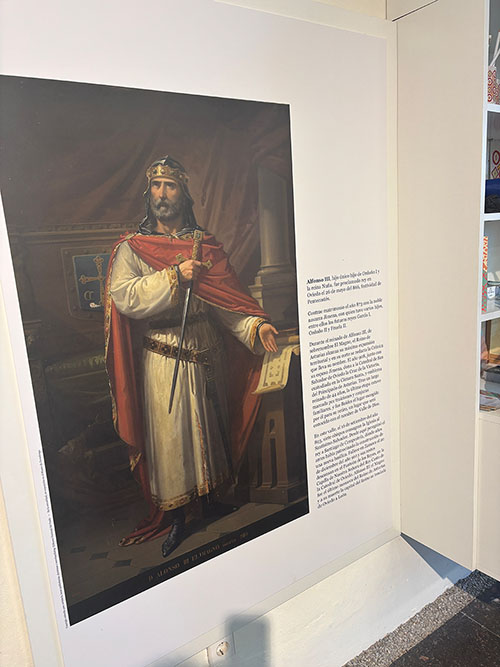 Reproducción del monarca asturiano Alfonso III en la oficina de atención al visitante de Valdediós en Asturias