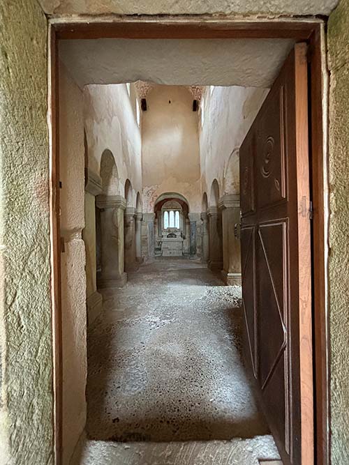 Iglesia de San Salvador de Valdediós en Asturias, interior visto desde la entrada