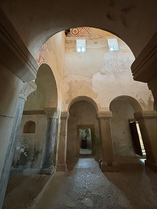 Interior de la Iglesia de San Salvador de Valdediós en Asturias