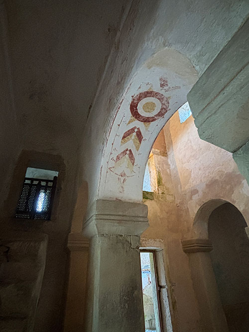 Pinturas al fresco en el interior de la Iglesia de San Salvador de Valdediós en Asturias