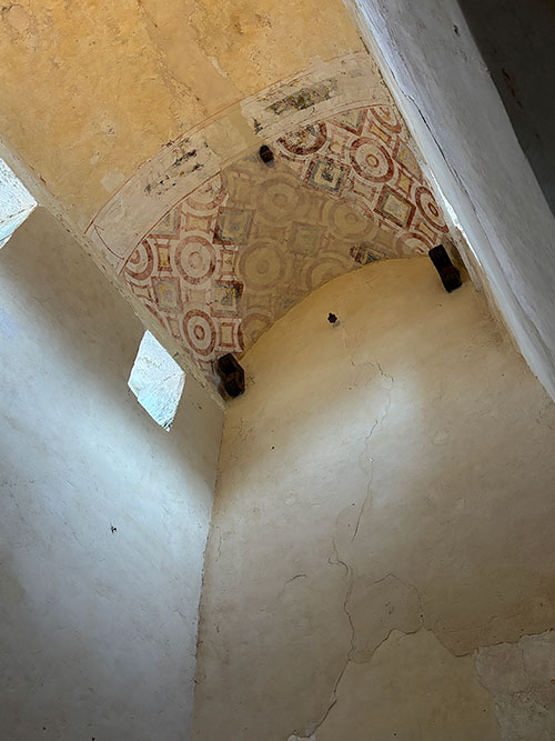 Pinturas al fresco en el interior de la Iglesia de San Salvador de Valdediós en Asturias