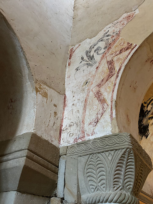Pinturas al fresco en el interior de la Iglesia de San Salvador de Valdediós en Asturias