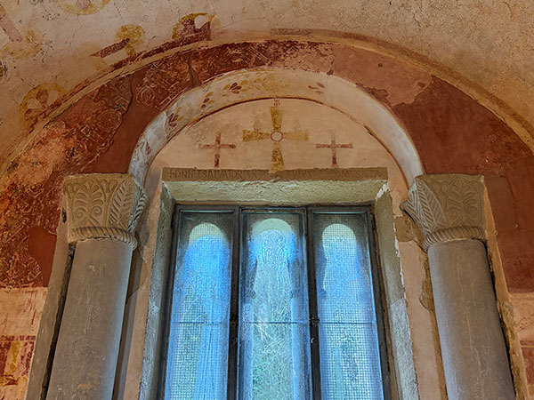 Pinturas al fresco en el interior de la Iglesia de San Salvador de Valdediós en Asturias