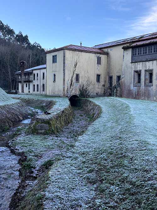 Dependencias conventuales en el monasterio de Valdediós en Asturias