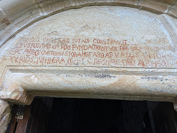 Entrada norte de la iglesia de Santa María la Real en Valdediós en Asturias, también llamada "puerta de los muertos"