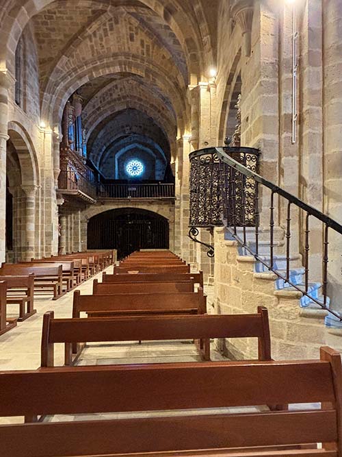 Detalle del interior de la iglesia de Santa María la Real en Valdediós en Asturias