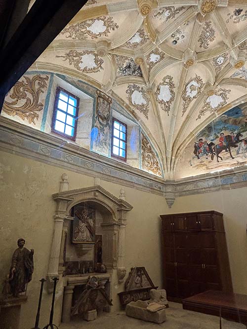 Detalle del interior de la iglesia de Santa María la Real en Valdediós en Asturias