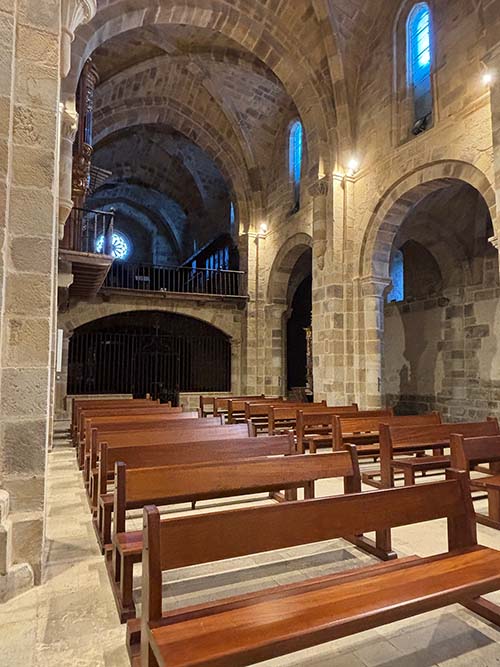 Detalle del interior de la iglesia de Santa María la Real en Valdediós en Asturias