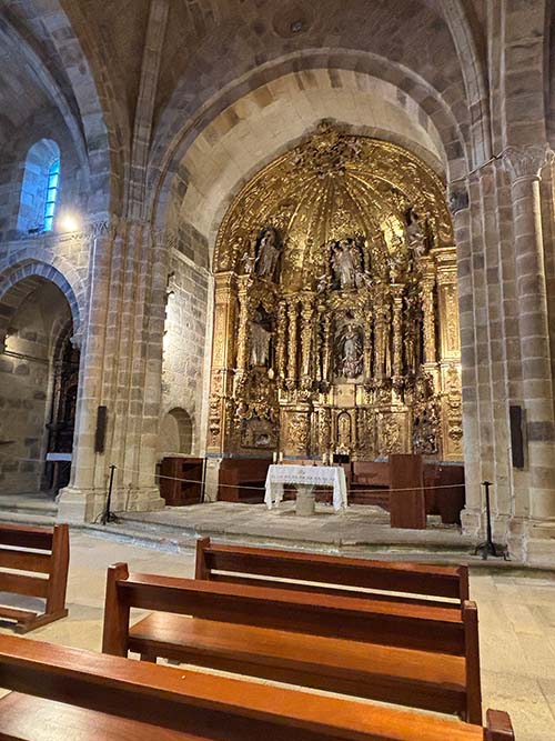 Detalle del interior de la iglesia de Santa María la Real en Valdediós en Asturias